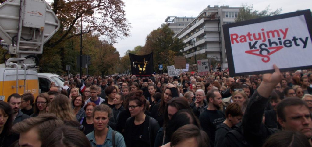 Czarny protest inicjatywy Ratujmy Kobiety w Warszawie -x-Demonstracje w Polsce - ratujmy kobiety